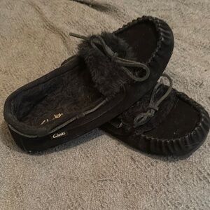Clarks Black Fuzzy Moccasin Slippers